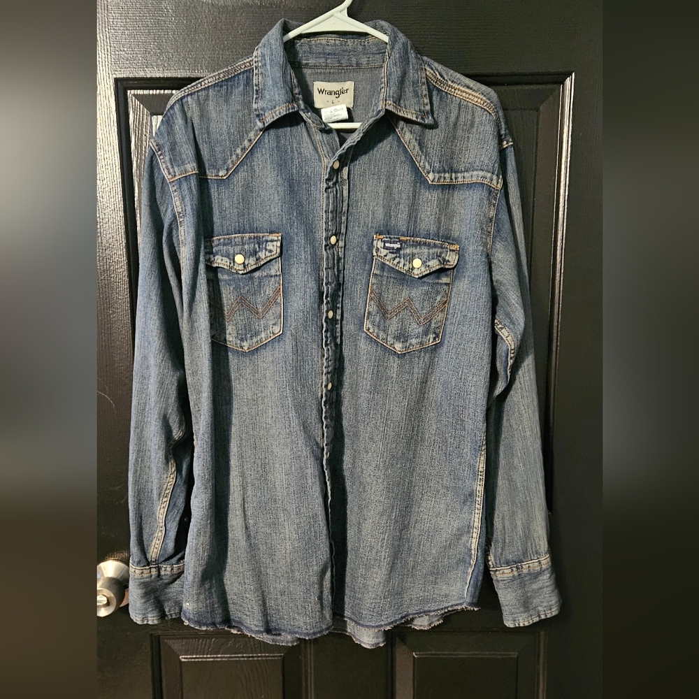 Wrangler Denim Button-Up Shirt. Size Large in men